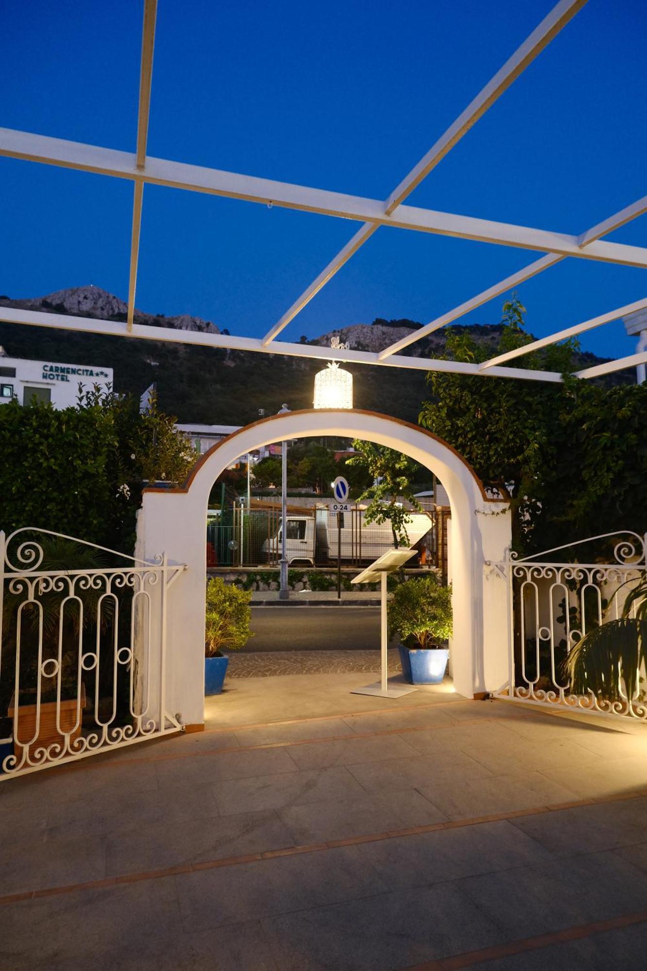 La Rondinella Suite อนากาปรี ภายนอก รูปภาพ